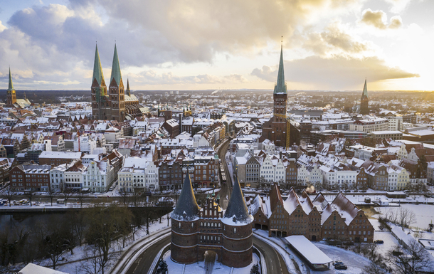 Holstentor Sonnenaufgang im Winter Lübeck