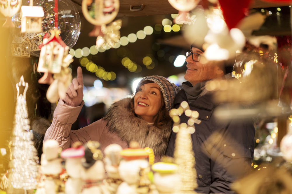 Paar auf Weihnachtsmarkt