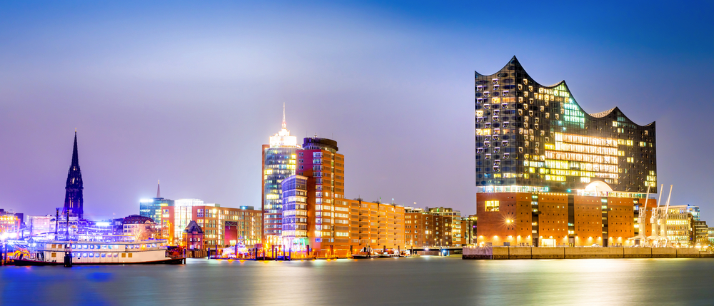 Elbphilharmonie und Hamburger Hafen bei Nacht