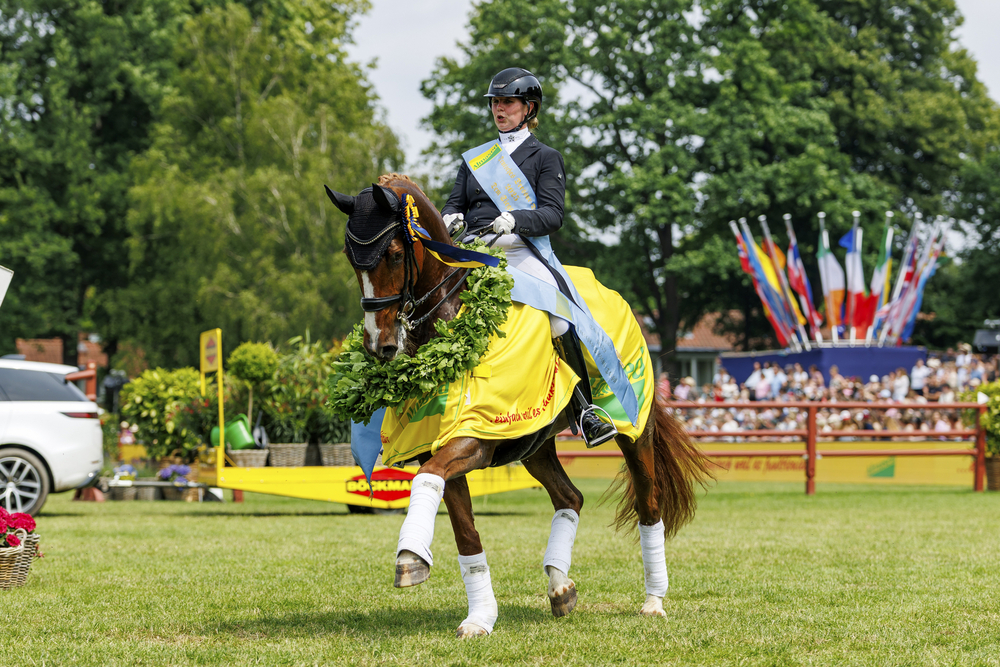 Die deutsche Reiterin Anna-Lena Kracht auf dem Hamburg Derby